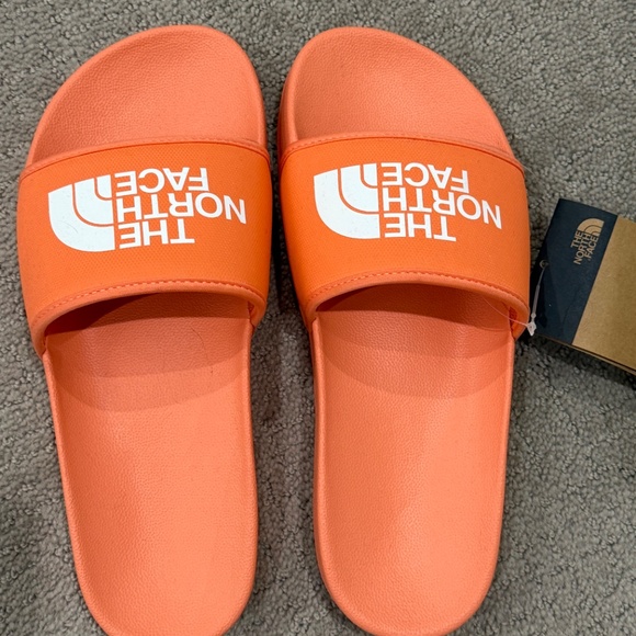 NWT The North Face Women's Basecamp III Slide, 9, Dusty Coral Orange/TNF White - Picture 2 of 4